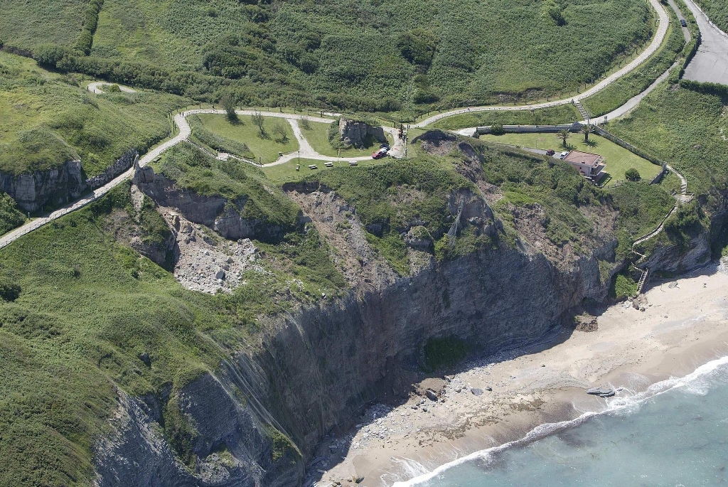 Protección de un tramo de acantilado en la playa de Peñarrubia