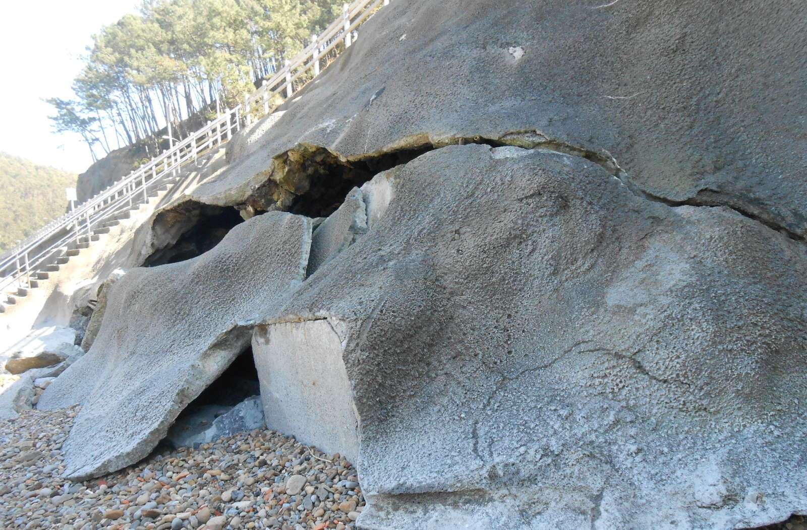 Entorno playa Armintza. Reparación en base de muro de paseo acceso a playa.
