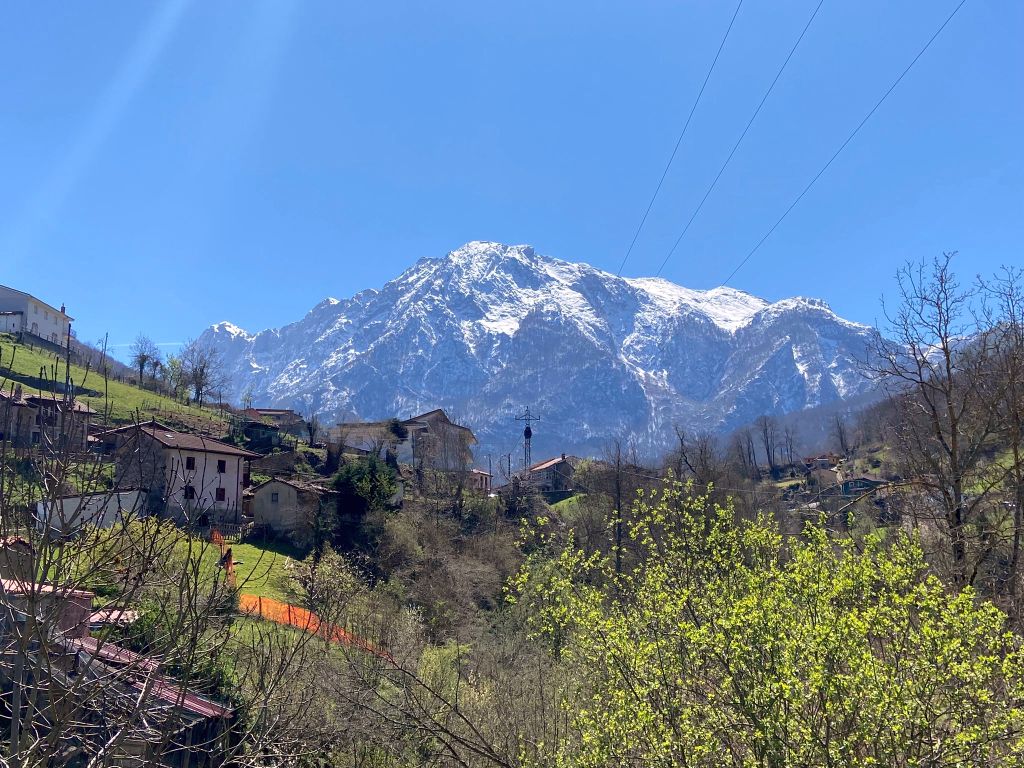 Vista de los relieves abruptos que constituyen el límite septentrional de la RNS desde la localidad de Ricabo. Autor: TTEC (abril 2022)