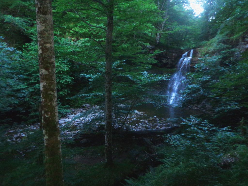 Cascada en la reserva natural fluvial Río Argonza y río Queriendo