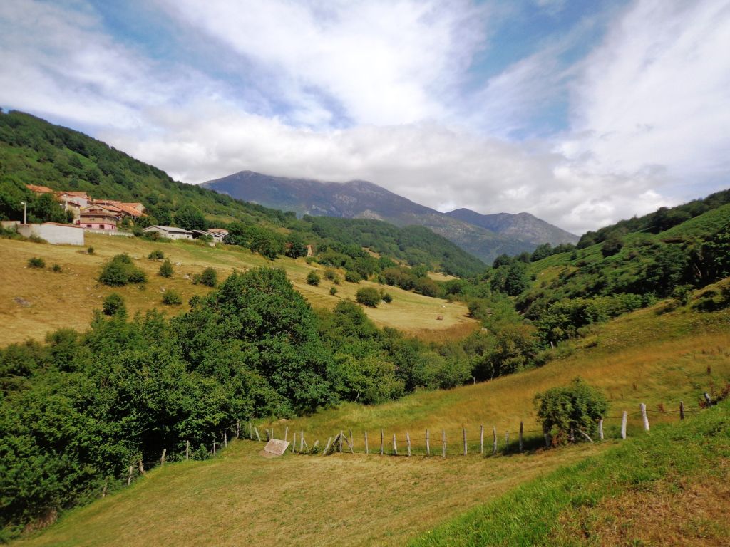 Vista panorámica de un tramo de la reserva natural fluvial Nacimiento del río Nansa