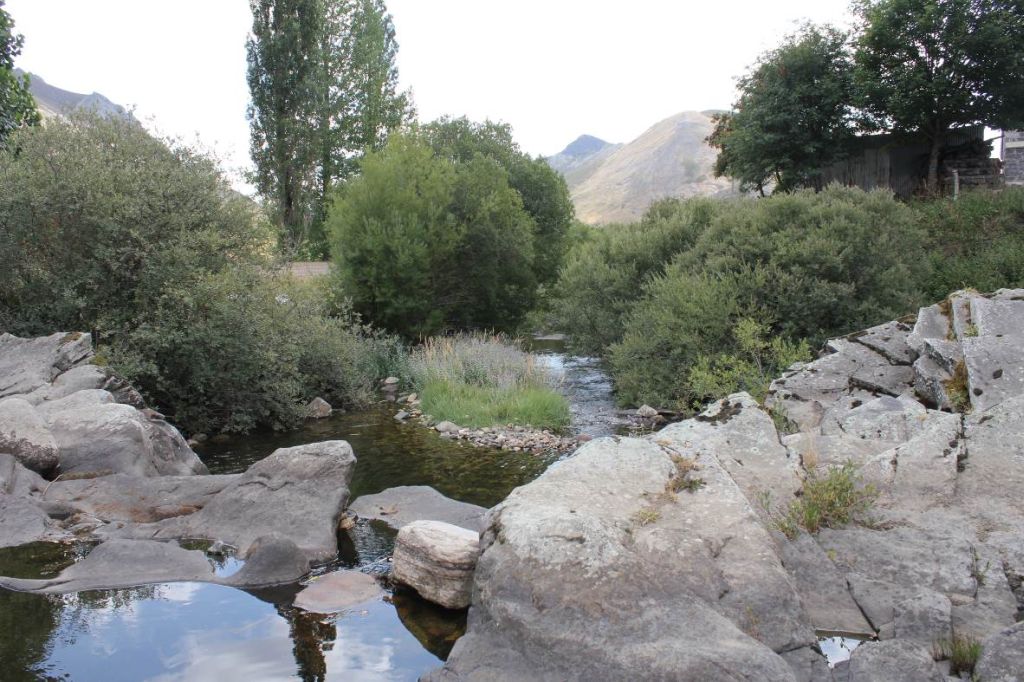 Formaciones rocosas y bloques creando pozas naturales en el cauce en la reserva natural fluvial Alto Porma y río Isoba