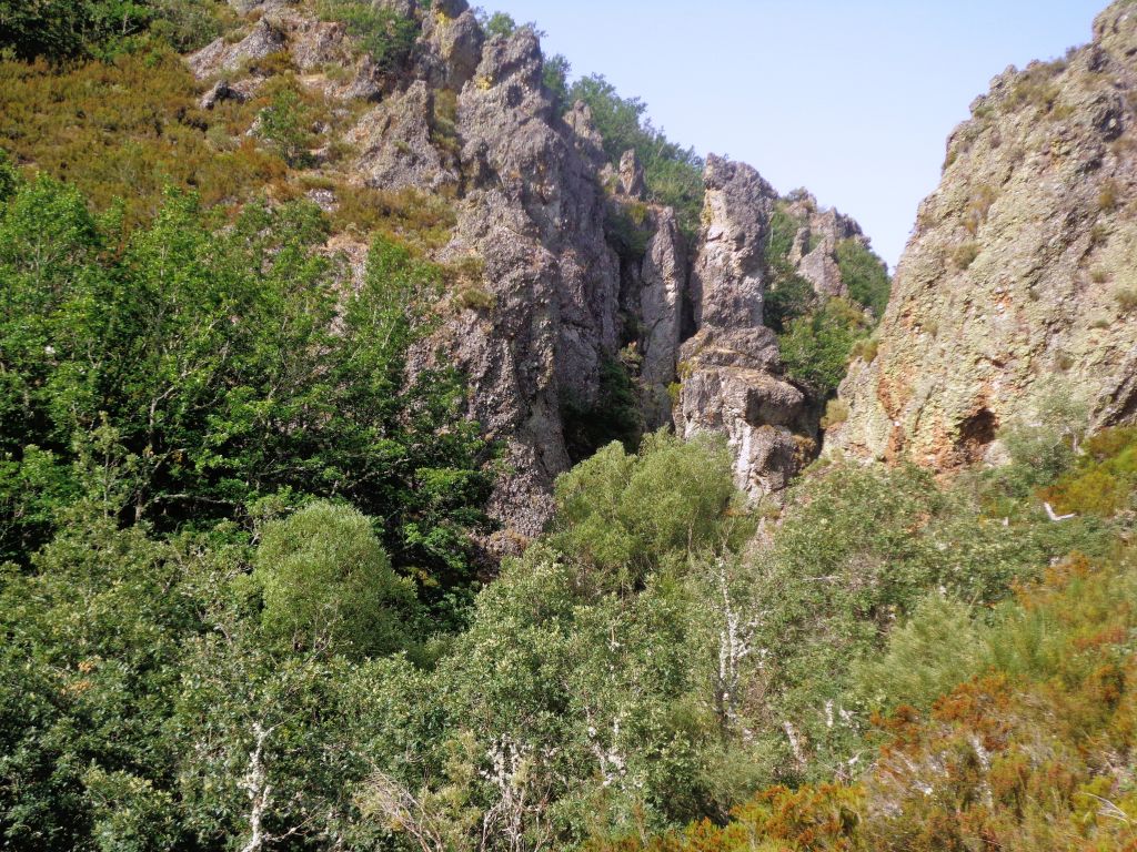 Garganta que atraviesa el río entre grandes cortados en la reserva natural fluvial Arroyo Resoba
