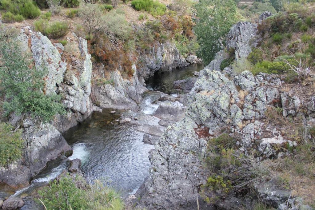 Zonas de saltos y pozas de gran tamaño en el río en la reserva natural fluvial Fluvioglaciares de Cardaño de Arriba