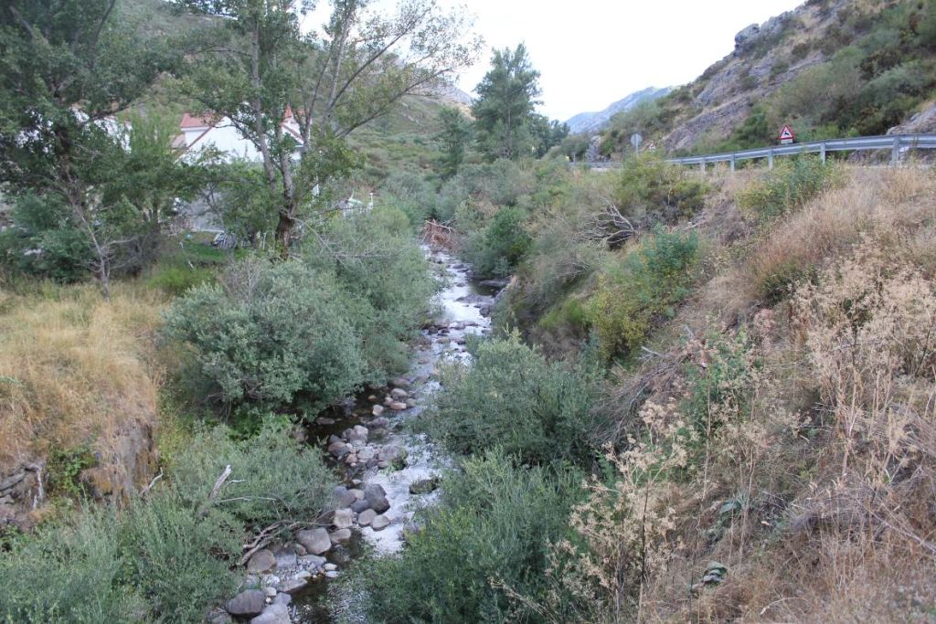 Talud de grandes dimensiones creado por una vía de comunicación en la reserva natural fluvial Fluvioglaciares de Cardaño de Arriba