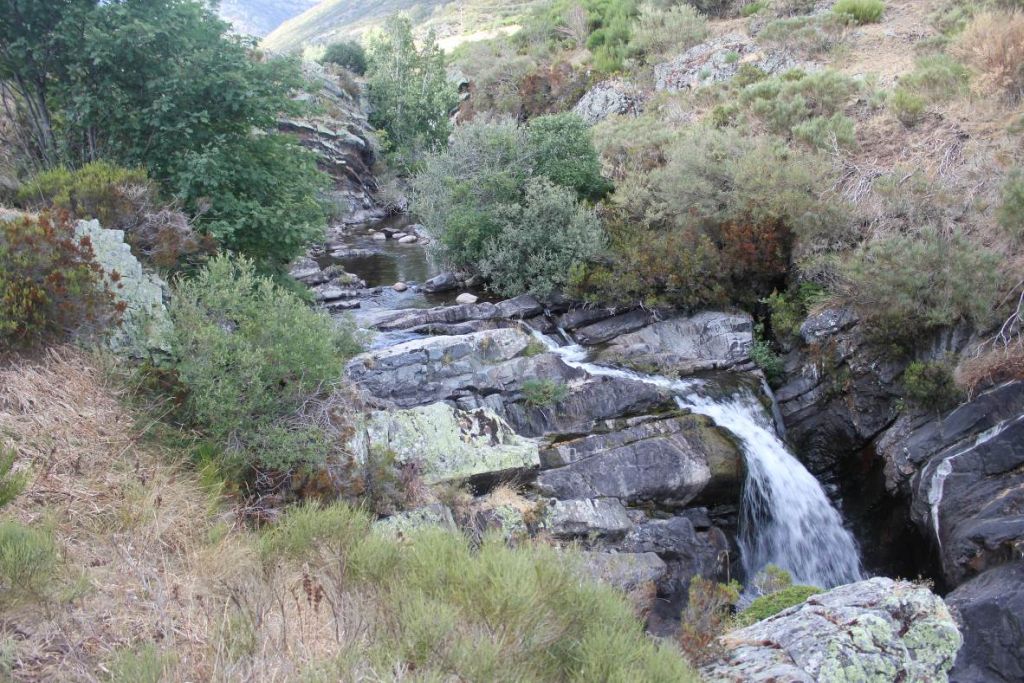 Característica formación geológica atravesada por el cauce del río en la reserva natural fluvial Fluvioglaciares de Cardaño de Arriba