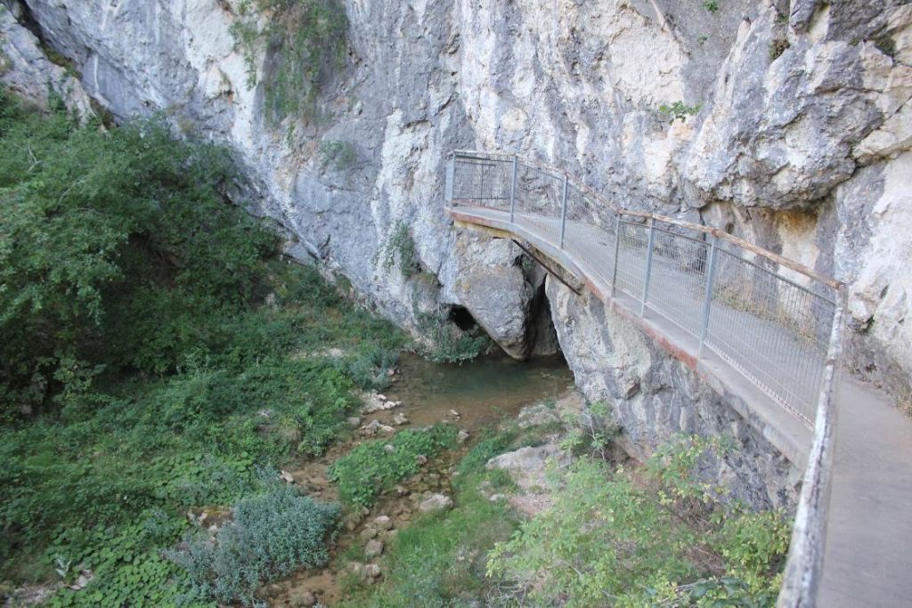 Pasarela peatonal de uso público en la reserva natural fluvial Río Mataviejas, Desfiladeros de La Yecla y Peña Cervera