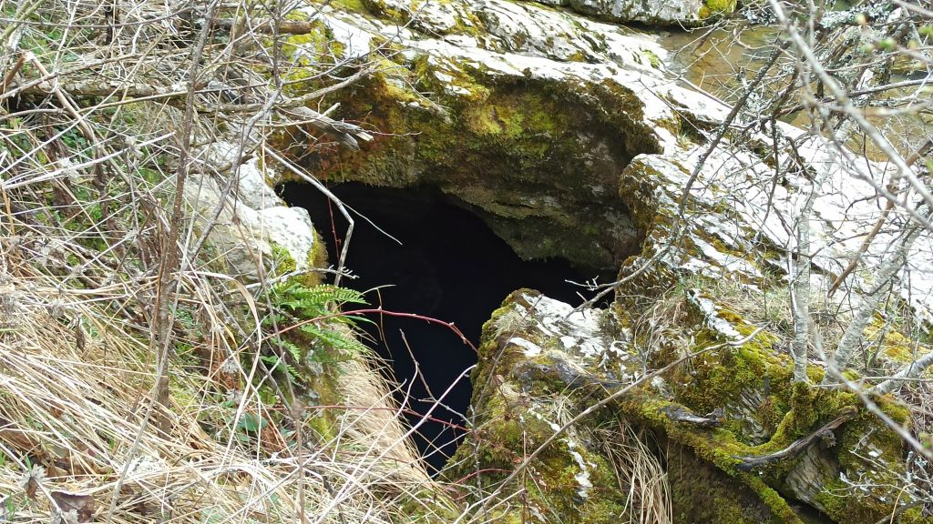 Nacimiento de la surgencia Fuente Deshondonada (Sondonada)