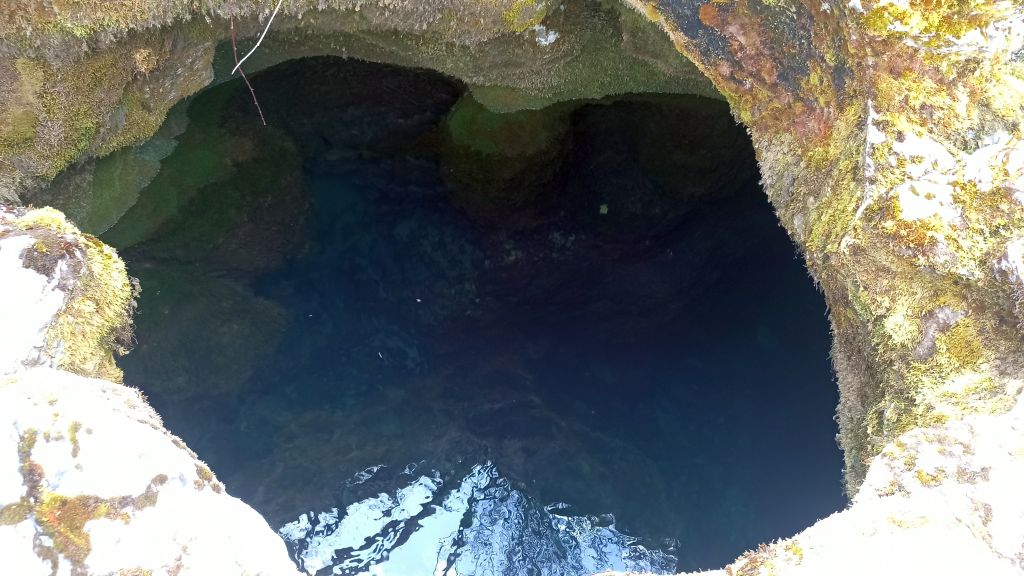 Detalle del nacimiento de la surgencia Fuente Deshondonada (Sondonada)