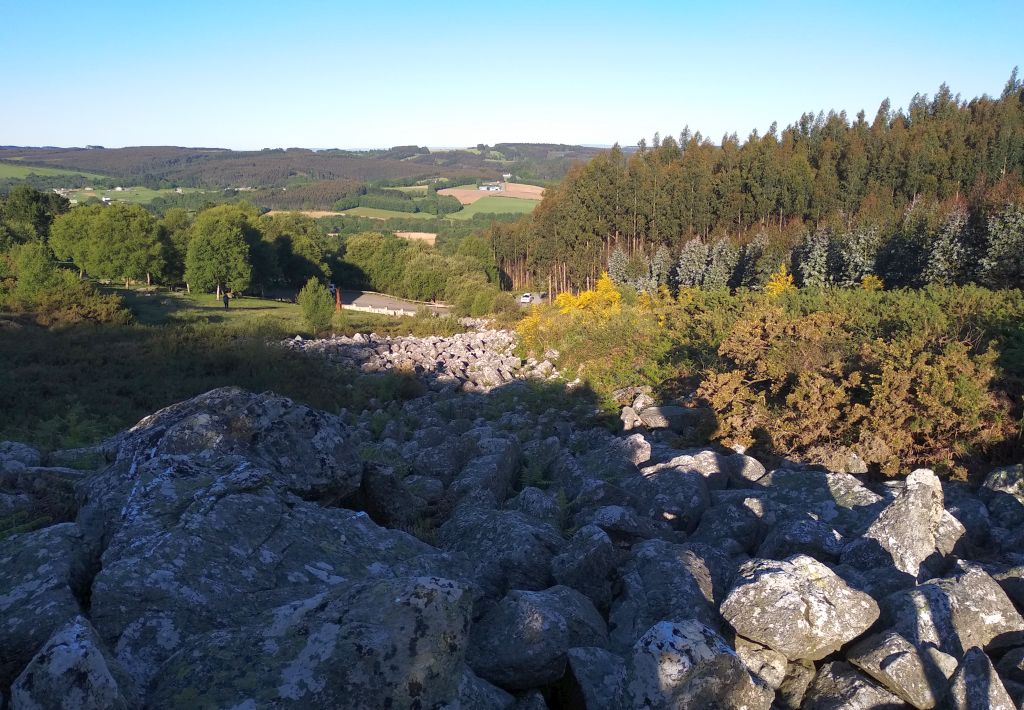 Vista del Pedregal de Irimia desde la cumbre de la Sierra de Meira. Morfología del río de Piedras constituido por grandes bloques de cuarcita.