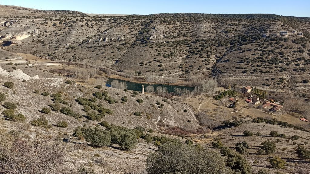 Laguna de Somolinos y entorno desde la parte alta del páramo