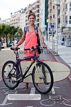 "Me da igual que vayas en bici por ser cool, por estar en forma, porque así el mundo estará más limpio o porque un coche es un gasto increíble: una ciudad con bicis es infinitamente más habitable y amable." Christina Rosenvinge, cantante (CICLOSFERA nº 7)