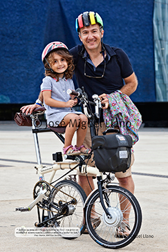 "¡Qué ya no eres un crío para montar en bici! - me gritó un conductor. Ahora enseño a niños y adultos a andar en bici." Fran García, Escola da bici