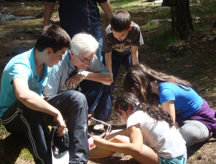 Los alumnos hacen anotaciones ante la atenta mirada del profesor