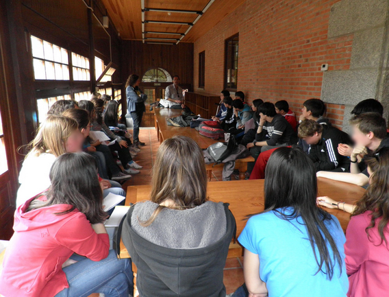 Debate de alumnos y alumnas en el juego de simulación sobre la implantación de un complejo residencial en una zona de alto valor natural