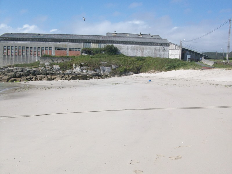 Demolición edificaciones en el entorno de la playa de Morás y restauración a su estado original. Antes