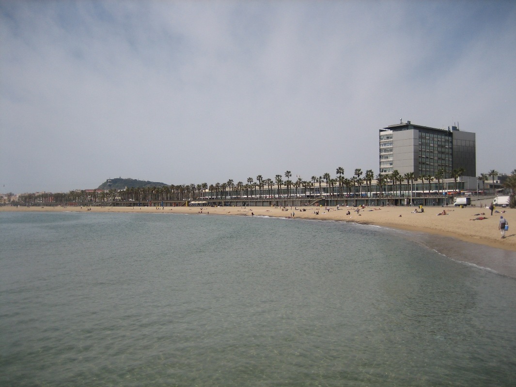 Retirada de restos en la playa de Somorrostro, en Barcelona (Después de las obras)