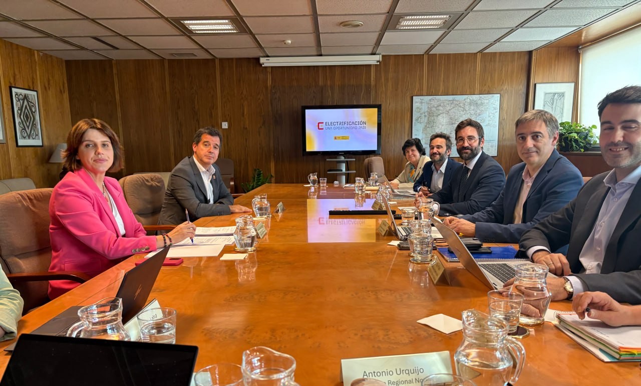 El secretario de Estado de Energía, Joan Groizard, se ha reunido con Mikel Irujo, consejero de Industria y de Transición Ecológica y Digital Empresarial de Navarra, en la ronda de encuentros que el Ministerio para la Transición Ecológica y el Reto Demográfico (MITECO) mantiene con las comunidades autónomas para compartir el escenario técnico de partida de la Planificación eléctrica con horizonte 2030, antes del inicio de la audiencia pública, en la que el conjunto de los agentes podrá presentar sus contribuciones.  En la reunión, con la participación de técnicos del Gobierno autonómico, de la Secretaría de Estado de Energía y del Operador del Sistema, ambas administraciones han coincidido en la oportunidad que representa este nuevo ciclo de planificación para progresar en la electrificación de la economía, especialmente en el ámbito de la industria.  Este interés por los proyectos que demandan energía de la red –muy activo en los últimos meses en Navarra– responde al empuje de la generación renovable experimentado en los últimos años, que proporciona precios eléctricos competitivos y abre numerosas oportunidades socioeconómicas en el ámbito de la transición energética.   El impulso de las renovables, relevante para la comunidad foral, con un tejido industrial clave en el sector, se mantendrá en los próximos años en el conjunto del país. En el caso concreto de Navarra, posibilitará alcanzar el objetivo de que el 50% de la demanda eléctrica del territorio sea renovable en 2030.   CONTINUACIÓN DE LA TRAMITACIÓN La propuesta inicial de Planificación con horizonte 2030 se ha elaborado siguiendo criterios técnicos en base a las aportaciones presentadas en la fase de propuestas. El documento se someterá a consulta pública tras esta primera ronda de encuentros autonómicos y en paralelo se tramitará su evaluación ambiental estratégica, también abierta a participación.  Una vez recogidas las contribuciones en la fase de consultas públicas, se analizará la viabilidad física, técnica y ambiental del conjunto propuestas presentadas, teniendo en cuenta los principios rectores de la Planificación.   El resultado de este segundo análisis técnico será objeto de informe por parte de la Comisión Nacional de los Mercados y la Competencia, que analiza el cumplimiento de los criterios de sostenibilidad económica-financiera. Sobre sus conclusiones, se elaborará el documento consolidado y la declaración ambiental estratégica, que se presentarán en el Congreso de los Diputados antes de su aprobación por parte del Consejo de Ministros.  UNA OPORTUNIDAD PAÍS El pasado 12 de septiembre, la vicepresidenta del Gobierno y ministra para la Transición Ecológica, Sara Aagesen, presentó las líneas maestras de la primera propuesta de Planificación, que prevé una inversión superior a los 13.500 millones de euros. Las aportaciones recibidas en la elaboración de la propuesta evidencian el interés por materializar en España todo tipo de proyectos, gracias a la competitividad de los precios energéticos que proporciona la alta penetración de renovables en el sistema eléctrico. De hecho, desde 2020 se han otorgado derechos de acceso a las redes para proyectos de demanda de energía –industria, vivienda, centros de datos, vehículos eléctricos…– que suman más de 43 GW, un volumen superior al de la demanda máxima del país, de 38,2 GW en 2024.  En el proceso de elaboración de la propuesta de planificación, se han recibido muchas más peticiones de acceso a las redes. En consecuencia, el MITECO quiere que el incremento de capacidad de las infraestructuras previsto en la propuesta de Planificación permita materializar los mejores proyectos, aquellos que aporten más beneficios socioeconómicos con el menor impacto ambiental. A la par, quiere evitar que los consumidores experimenten una subida de las facturas eléctricas asociado al mayor tamaño de las redes si no van ligadas a proyectos efectivos y reales de demanda.   Así, tras un análisis detallado de las peticiones de acceso recibidas, la propuesta inicial de planificación del MITECO estima atender demandas por 27,7 GW para proyectos con conexión a la red de transporte; así como habilitar otros 5,3 GW de apoyo a las redes de distribución, cifra que puede redundar en una capacidad mayor en estas redes en función de la configuración en cada caso. A este volumen de capacidad, equivalente al 85% de la demanda máxima actual, se le añadirá progresivamente la capacidad que se libere cuando caduquen, a los cinco años de haber sido otorgados, los derechos de acceso concedidos desde 2020 para grandes proyectos que no hayan logrado ejecutarse.