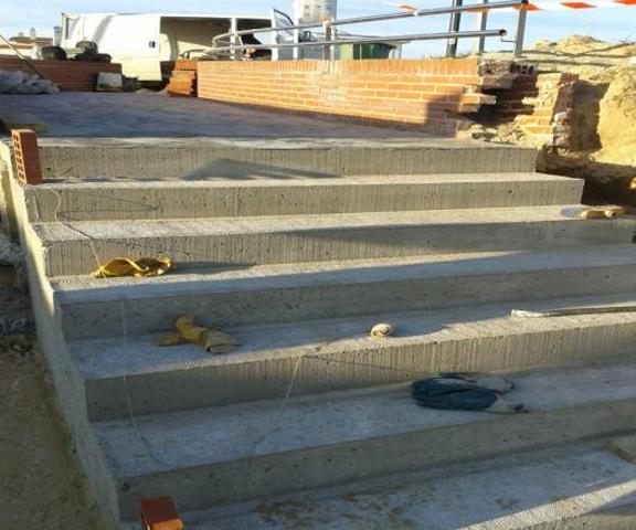 Demolición y retirada de restos de accesos y ejecución de nuevo acceso