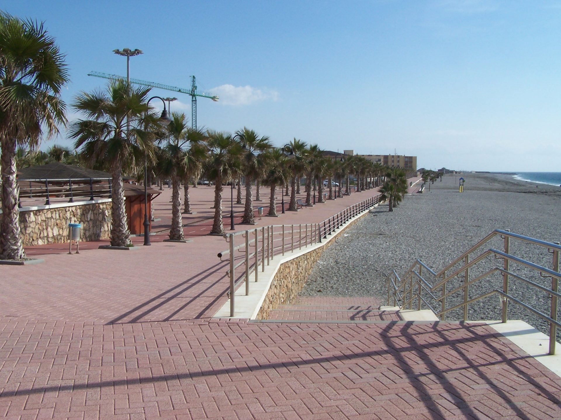 Paseo marítimo a poniente del puerto de Adra