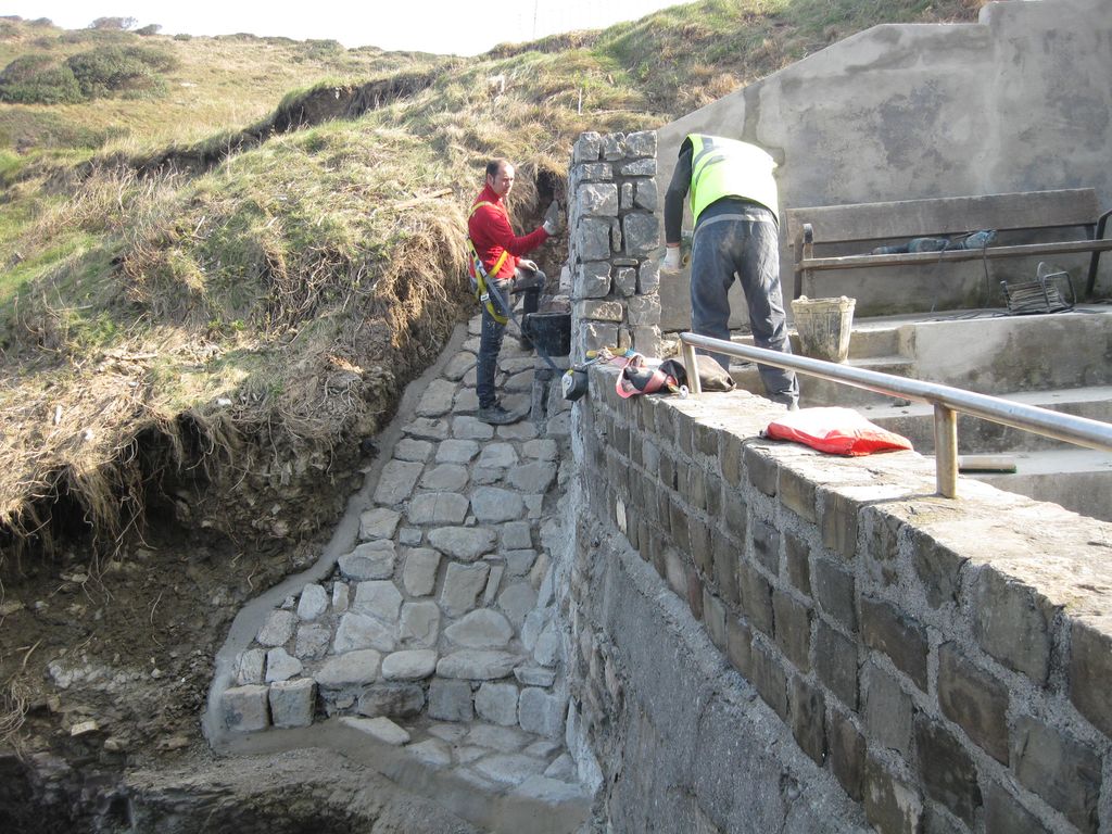 Reparaciones en cala de Algorri