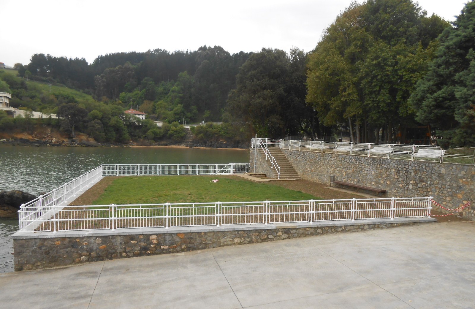 Entorno Txorrokopunta. Reparación elementos parque Txorrokopunta y de acceso a mar.