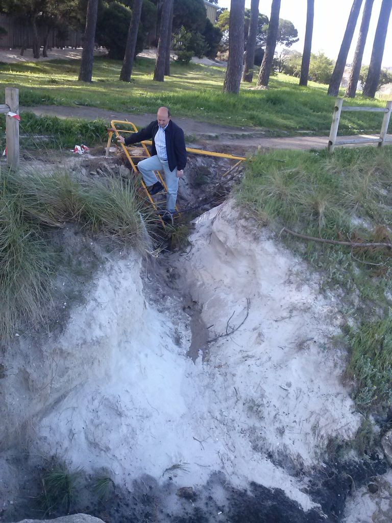 Contención de talud y reposición de cierre en Coruxo