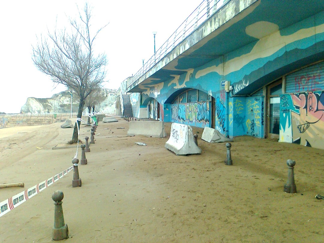 Playa Arrietara-Atxabiribil. Zona Arrietara. Reparación paseo junto a rampa de acceso a playa